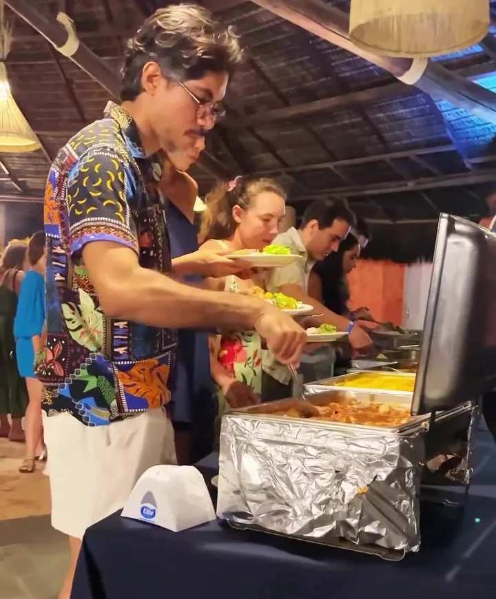 Convidados se servindo no buffet do Réveillon na Atlantidz