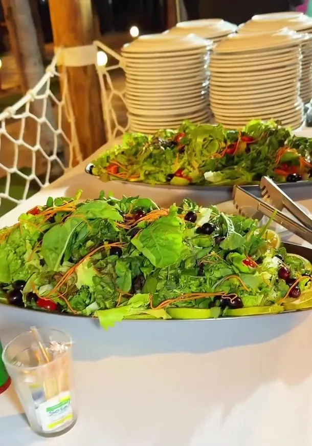 Mesa de saladas montada no Réveillon da Atlantidz