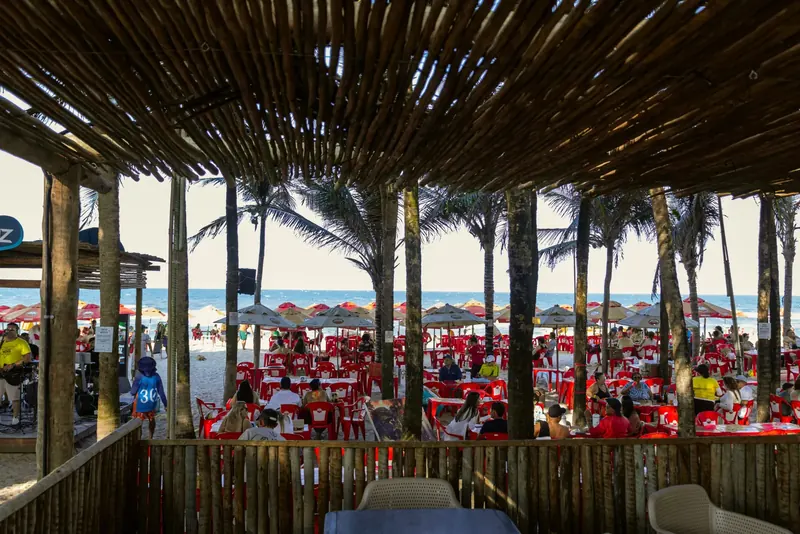 Barraca Atlantidz de frente para o mar na Praia do Futuro