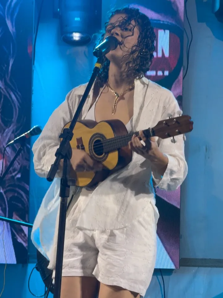 Karenzinha cantando no Réveillon 2026